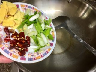 10、酸辣软糯无敌下饭➕泡椒蒜苗烧鱼泡,底油中加入小葱姜片干辣椒，煸香