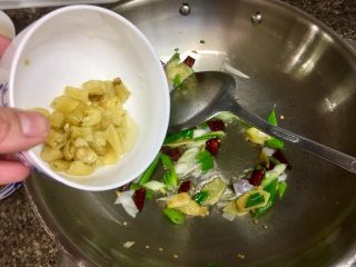 11、酸辣软糯无敌下饭➕泡椒蒜苗烧鱼泡,加入泡椒翻炒均匀