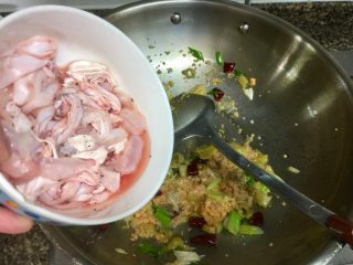 13、酸辣软糯无敌下饭➕泡椒蒜苗烧鱼泡,加入腌制的鱼泡，中火翻炒一分钟