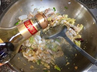 14、酸辣软糯无敌下饭➕泡椒蒜苗烧鱼泡,淋入一点老抽，翻炒上色