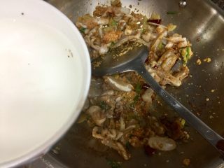 15、酸辣软糯无敌下饭➕泡椒蒜苗烧鱼泡,加速半碗水