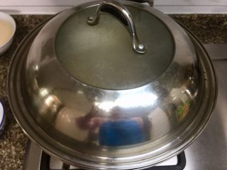 18、酸辣软糯无敌下饭➕泡椒蒜苗烧鱼泡,中火煮开转小火炖三四分钟