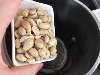 1、蕃茄鸡蛋饼+花生芝麻浆,花生倒进豆浆机