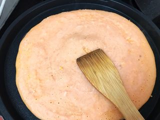 14、蕃茄鸡蛋饼+花生芝麻浆,煎至表面粉液凝固变色