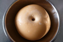 2、记忆中的最爱~~~~摩卡咖啡面包,覆盖保鲜膜开始一发，一个晚上发酵完成，具体发酵时间长短请以手指戳入面团，不回弹或是缓慢回弹，作为面团发酵完成标识。