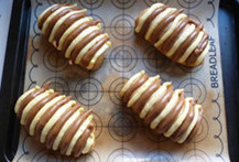 9、记忆中的最爱~~~~摩卡咖啡面包,烘烤结束移到烤架上放凉，待基本冷却后，装入保鲜袋中保存。