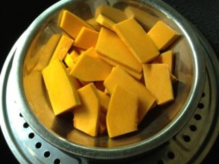 1、螃蟹馒头,南瓜去皮切片蒸熟并软烂