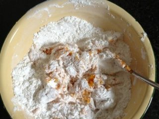 2、螃蟹馒头,把蒸熟的南瓜捣成泥，酵母用温水融化一起倒入面粉中