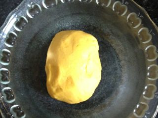 3、螃蟹馒头,用筷子搅拌成面絮并揉成光滑的面团