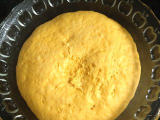 4、螃蟹馒头,揉好的面团盖上保鲜膜发酵至两倍大