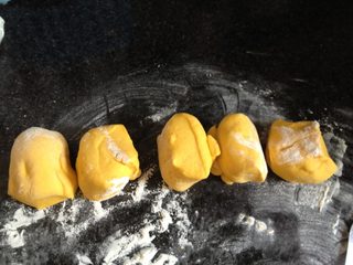 5、螃蟹馒头,案板上撒适量面粉，将面团揉搓，排空气体，然后分成大小均匀的剂子