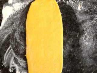 6、螃蟹馒头,取其中一个剂子揉匀后擀成牛舌状，这是螃蟹的外壳