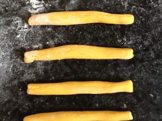 7、螃蟹馒头,另取一个剂子分成4等份并搓成长条状，做成螃蟹的腿