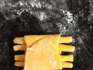 9、螃蟹馒头,再把另一端也向内折，完全裹住螃蟹的腿