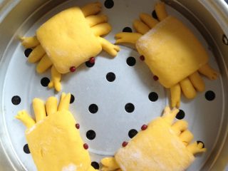 11、螃蟹馒头,做完其他小螃蟹，盖上盖或保鲜膜放置20分钟进行二次发酵