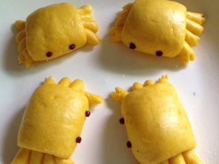 12、螃蟹馒头,冷水入蒸锅，大火烧开后中小火蒸12分钟，关火再焖两三分钟即可