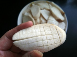 5、蚝油杏鲍菇,像这样全部切好备用。