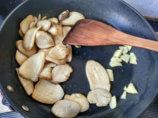 9、蚝油杏鲍菇,杏鲍菇变软，放入生姜。