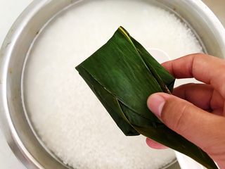 12、北方传统粽子,再把粽叶上端的叶子盖过来