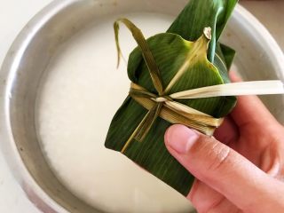 13、北方传统粽子,用一根马莲把粽子缠好，系一个活扣，一个粽子就包好了