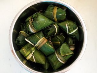 16、北方传统粽子,把包好的粽子放入锅中