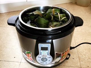 18、北方传统粽子,把锅内胆放在压力锅里