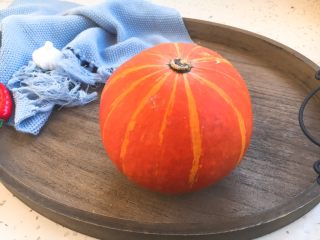 1、#感恩节食谱# 南瓜大枣小米粥,可爱的南瓜。