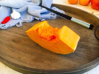 3、#感恩节食谱# 南瓜大枣小米粥,切一块南瓜。
