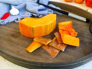 4、#感恩节食谱# 南瓜大枣小米粥,把南瓜皮切下去。