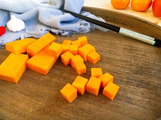 5、#感恩节食谱# 南瓜大枣小米粥,把南瓜切成骰子大小的丁。