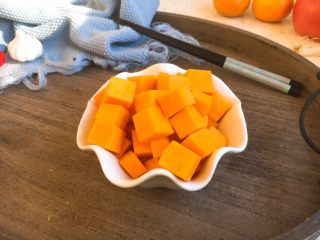 6、#感恩节食谱# 南瓜大枣小米粥,把南瓜丁放入碗里备用。