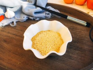 7、#感恩节食谱# 南瓜大枣小米粥,取80g小米放倒小碗里。