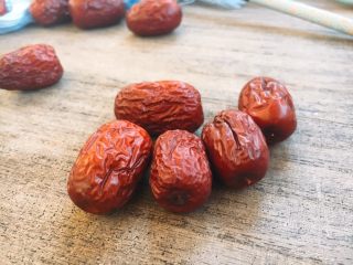 8、#感恩节食谱# 南瓜大枣小米粥,大枣清洗干净。