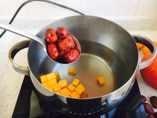 11、#感恩节食谱# 南瓜大枣小米粥,放入大枣。