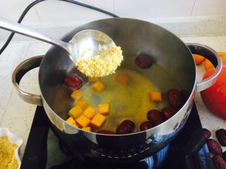 12、#感恩节食谱# 南瓜大枣小米粥,放入小米。
