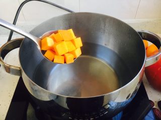 10、#感恩节食谱# 南瓜大枣小米粥,放入南瓜丁。