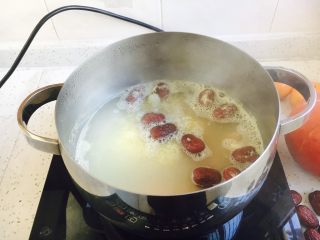 13、#感恩节食谱# 南瓜大枣小米粥,大火煮开,小火煮20分钟。