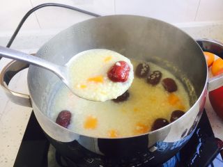 15、#感恩节食谱# 南瓜大枣小米粥,煮好的南瓜大枣小米粥,甘甜可口。