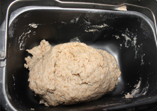 1、全麦豆沙小餐包 ,把面包材料除黄油外，全部加入面包机启动和面程序