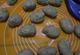 4、全麦豆沙小餐包 ,拿出面团排气，分成小份