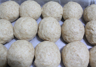 6、全麦豆沙小餐包 ,放入烤盘，放到温暖湿润处第二次发酵