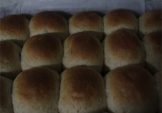 7、全麦豆沙小餐包 ,第二次发酵好的小餐包，放入预热180度的烤箱中层，20分钟左右表面上色即可。