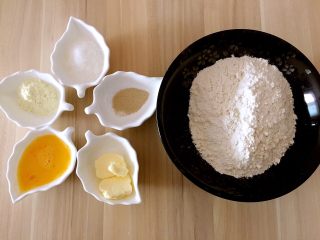 1、甜甜圈????,准备好所需材料