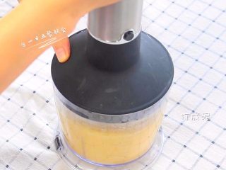3、豌豆黄,打成泥。豌豆泥里有星点的遗漏水分，就靠这些水分打成泥，没有过多的水，靠多打1,2分钟，打的细腻。