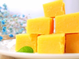 5、豌豆黄,成型就可以切块食用。