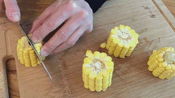 1、香甜玉米泥 宝宝健康辅食，促进胃肠蠕动,劈开来再剥比较方便，当然你也可以先剥一条缝，接下来也好剥了。