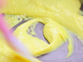 6、香甜玉米泥 宝宝健康辅食，促进胃肠蠕动,煮开后已经很稠了。可以吃了，尝尝，是不是超级甜？