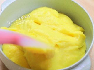 7、香甜玉米泥 宝宝健康辅食，促进胃肠蠕动,你舍得吃吗？胳膊还在酸吧？还是不要吃了，取一点给宝宝吃一次，其余的趁热装进辅食盒，盖起来，凉下来了放冰箱冷冻保存吧。