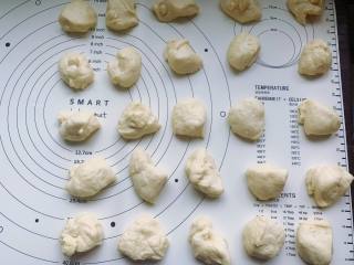 4、酸奶小餐包,将发酵好的面团轻拍排气,滚圆后称重,然后分成25个大小均等的小面团。