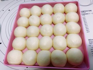 7、酸奶小餐包,面团发酵至两倍大即可,切勿发酵过头,否则面包表面不光滑,涨不高。